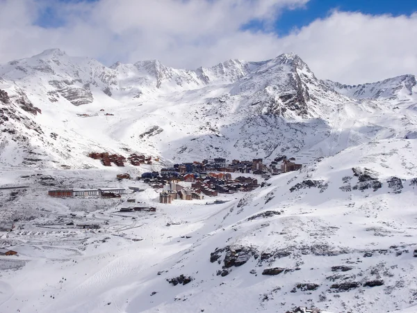 Resort em montanhas sob neve — Fotografia de Stock