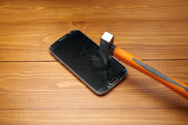 Smartphone écrasé par un marteau — Photo