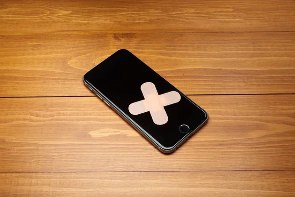 Bandaj ile onarılan smartphone — Stok fotoğraf