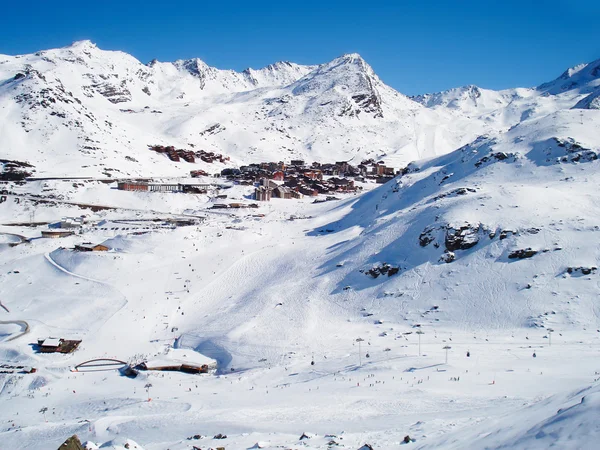 Resort en las montañas bajo la nieve —  Fotos de Stock