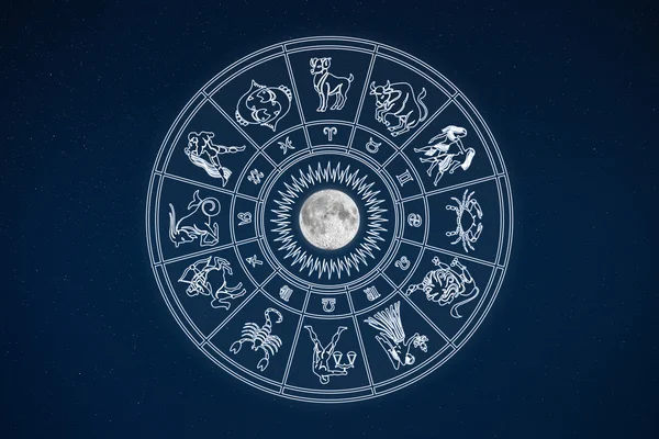 Koło horoskop znaki zodiaku w ciemne niebo — Zdjęcie stockowe