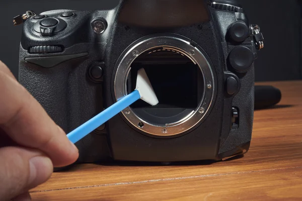 手とデジタル カメラを清掃するためのブラシ — ストック写真