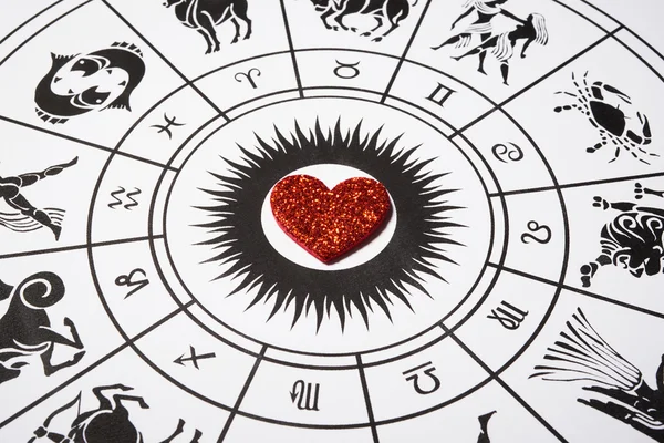 Roue du zodiaque avec coeur rouge — Photo