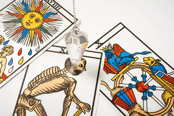 White crystal Pendulum with tarot cards — Stock Photo, Image