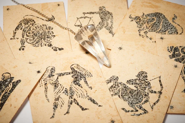 Εκκρεμές κρύσταλλο με κάρτα zodiac — Φωτογραφία Αρχείου