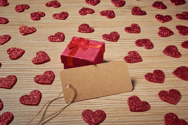 Día de San Valentín pequeño regalo con corazón rojo — Foto de Stock