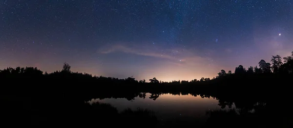 Ein Panoramablick Auf Tarn Hows Bei Nacht Mit Sternen Die — Stockfoto