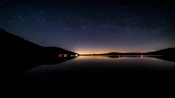 Cielo Nocturno Sobre Lago Bassenthwaite Con Estrellas Luces Coche Que — Vídeo de stock