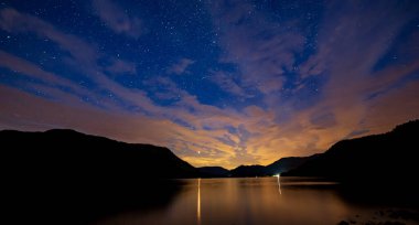 Ullswater üzerinde bulutlu bir gece gökyüzünün görüntüsü. Mars bulutlarda parlıyor.