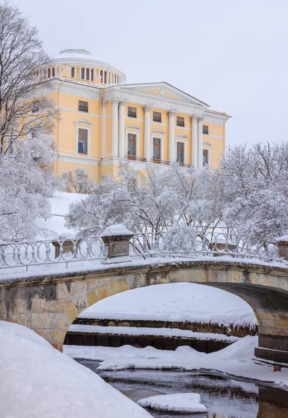 Gran Palacio Ciudad Pavlovsk San Petersburgo Rusia Invierno Nevado Puente —  Fotos de Stock