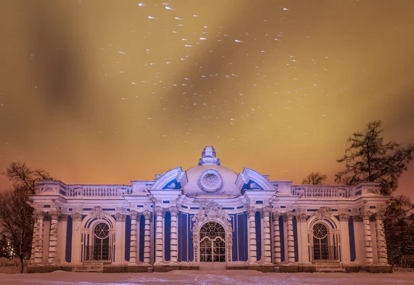俄罗斯圣彼得堡普希金市凯瑟琳公园的Grotto Pavilion 冬季下雪天 — 图库照片