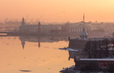 Saint-Petersburg, Rusya 'da muhteşem bir bahar günbatımı. Neva nehrinin yüzen buzla yansıması.