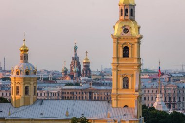 Peter ve Paul Katedrali ve Kurtarıcı Kilisesi Saint-Petersburg, Rusya 'da dökülen kan, yaz gündoğumu, telefoto 