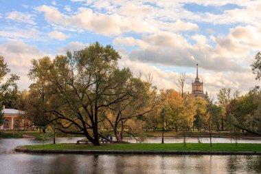 Moskova Zafer Parkı 'nda sonbahar Saint-Petersburg, Rusya, Stalin gökdeleninde