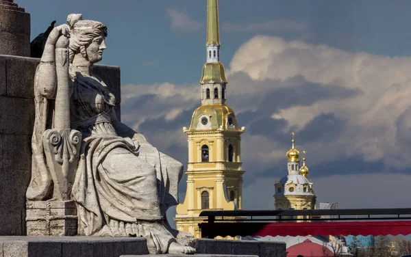 Rusya Nın Saint Petersburg Kentindeki Peter Paul Katedralinin Önündeki Rostral — Stok fotoğraf