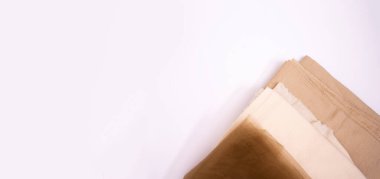  Renkli bej kumaş örnekleri. Seçici odaklanma. Yakından bak. Web sitesine veya pankarta metin eklemek için yatay arkaplan.