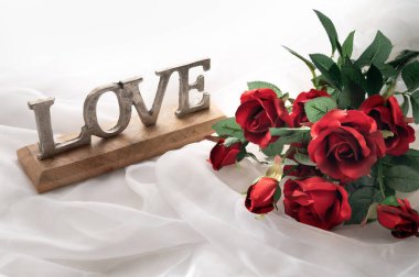  Anneler Günü için beyaz saten desenli kırmızı çiçekler, Sevgililer Günü, Anneler Günü ya da Mutlu Kadınlar Günü için aşk.