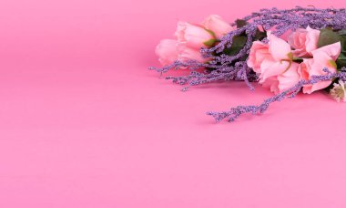 Anneler Günü arkaplanı güzel pembe güller ve Lavanda Çiçekleri. Sevgililer günü konsepti, dinlenme, dinlenme, anneler ve kadınlar günü..