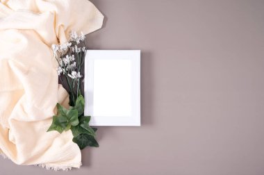 Koyu arkaplan üzerinde kumaş olan bir poster & maketi. İskandinav tarzı. Ev dekoru.