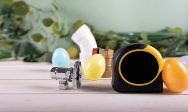 Paskalya yumurtası ve tesisat aletleri, bakır borular ve tesisatlar. Tatil tesisatçısı. Boşluğu kopyala.