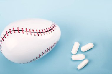 Paskalya yumurtası olarak spor malzemeleri, ilaç hapları ve diyet takviyeleri. Metin için boşluk.