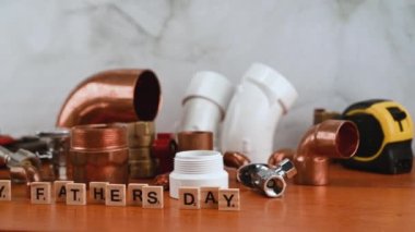  Farklı bakır su boruları ve tesisat aletleriyle Amerikan bayrağı. İnşaat konsepti.