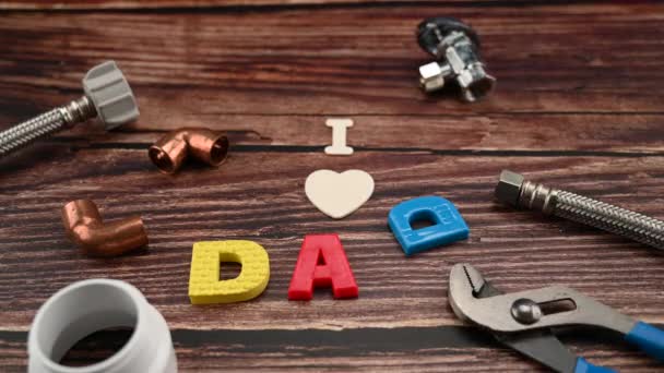 Mensaje Love Dad Con Diferentes Tuberías Agua Cobre Accesorios Herramientas — Vídeo de stock
