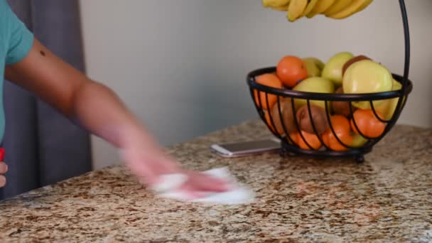 Женщина Чистить Кухню Гранитные Столешницы Тряпкой Спреем Сотовый Телефон Рядом — стоковое видео