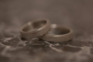                     Evdeki alyansın ayrıntıları.           