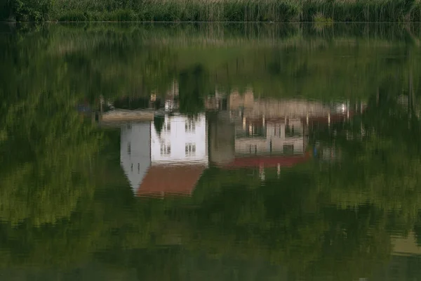 Spiegelung Der Teichoberfläche — Stockfoto