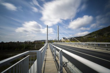 St. Nad Labem bölgesinde trenle köprülenmiş.