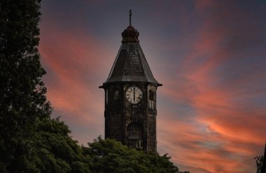 Kilisedeki eski kule saati.