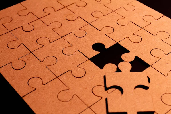 Close Weergave Van Een Bruine Puzzel Met Een Stuk Ontbreekt — Stockfoto