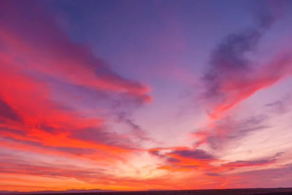 Kısmi bulutlu bir günde mor ve turuncu renklerle gün batımının güzel bir resmi. Büyük şafak.
