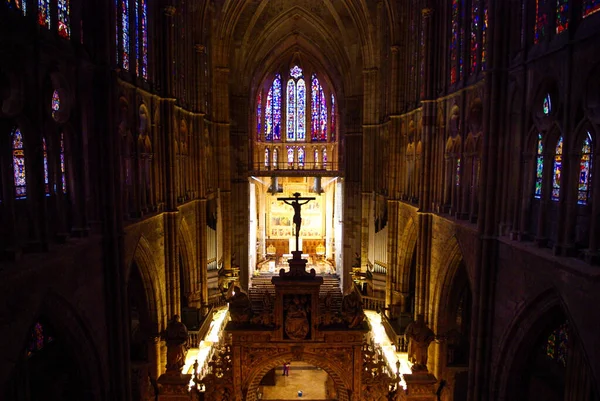 세인트 제임스 대성당이야 스페인 성당에 제단과 스테인드글라스 창문들 스톡 사진
