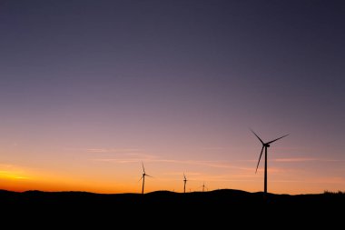 Rüzgâr değirmenleri güzel bir gökyüzünde. Yenilenebilir Temiz Yeşil Enerji Türbinleri