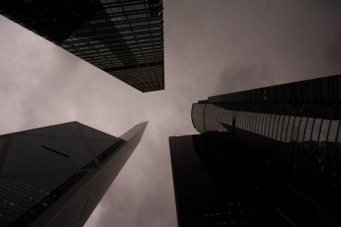 Aşağıdan Hong Kong ufuk çizgisinin geniş açılı görüntüsü. Düşük çekim.