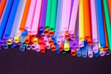 Plastik pipetlerin yakın görüntüsü. Doku. AB yasağı kavramı.