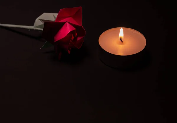 Bougie Chauffe Plat Papier Rouge Rose Minuit Sur Fond Noir — Photo