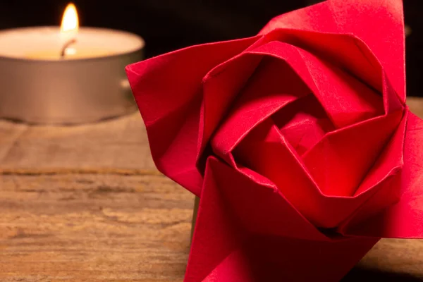Close Widok Czerwonego Papieru Róża Lampką Herbaty Czarnym Tle Miejsca — Zdjęcie stockowe