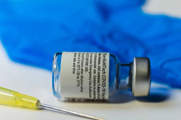 스페인 2021 장갑과 바늘을 사용하여 Covid19 백신이 빈병의 사진을 클로즈업하였다 로열티 프리 스톡 이미지