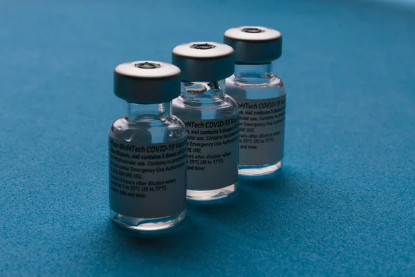 España Febrero 2021 Primer Plano Tres Ampollas Vacías Vacuna Pfizer — Foto de Stock