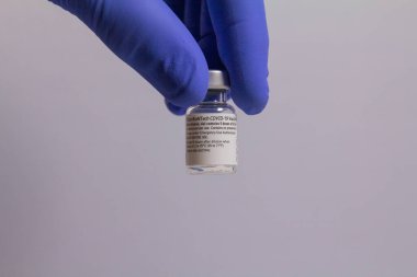 İspanya - 10 Şubat 2021 Bir hemşire bir şişe Pfizer COVID19 aşısı alıyor. Seçici odak.