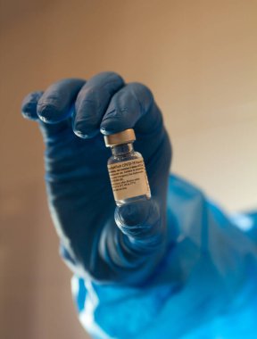 İspanya - 26 Ocak 2021 Bir hemşire bir şişe Pfizer COVID19 aşısı aldı. Seçici odak.