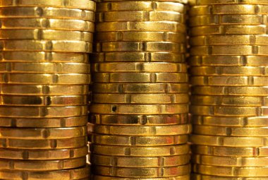 Üç madeni para kulesini kapatın. Bozuk para dokusu. Para kavramını kaydet