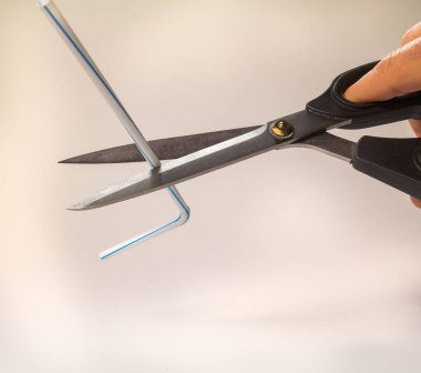 Bir makas bir demet plastik pipet kesiyor. AB 'de plastik pipetlerin yasaklanması kavramı.