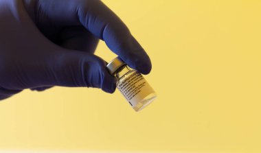 İspanya - 6 Mayıs 2021 Bir hemşire bir şişe Pfizer COVID19 aşısı aldı. Seçici odak.