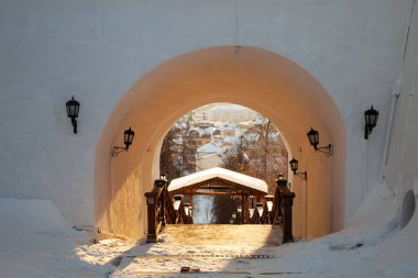 Kışın Tobolsk Kremlin 'in tahta merdivenleri. Tobolsk, Rusya.
