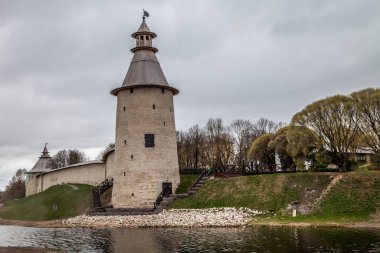 Pskov Kremlin 'in yüksek kulesi. Pskov, Pskov bölgesi, Rusya.