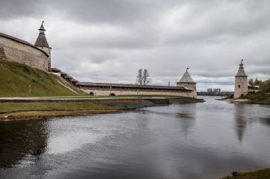 Pskov nehrinden Pskov Kremlin manzarası. Bahar bulutlu bir gün. Pskov.